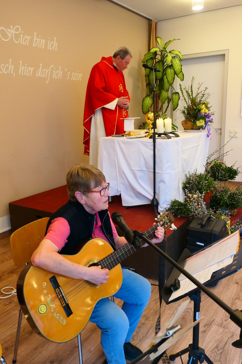 Fr. Moser mit ihrer Gitarre, im Hintergrund ist Pater Alberich.