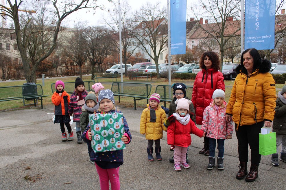 Kindergarten - Kinder übergeben Gebasteltes
