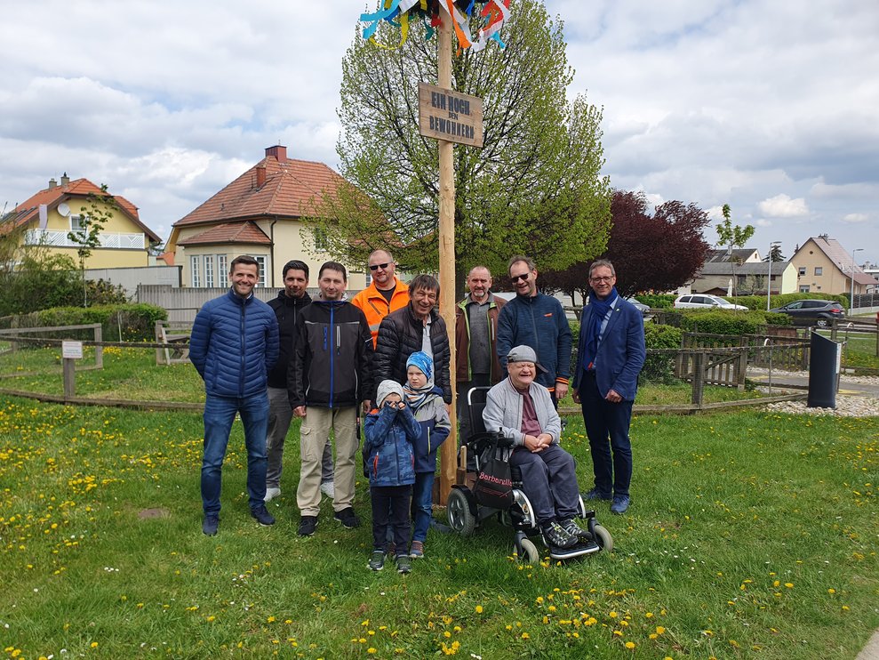 Personen rund um den Maibaum