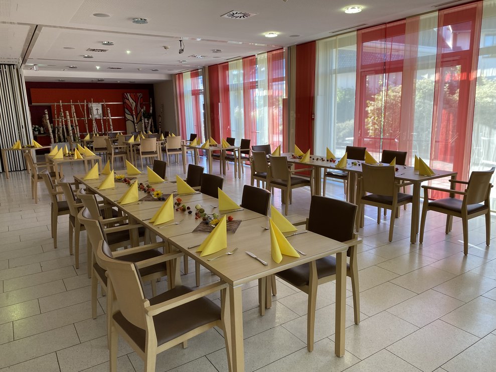 Die Tische sind passend gedeckt, das Fest kann beginnen.