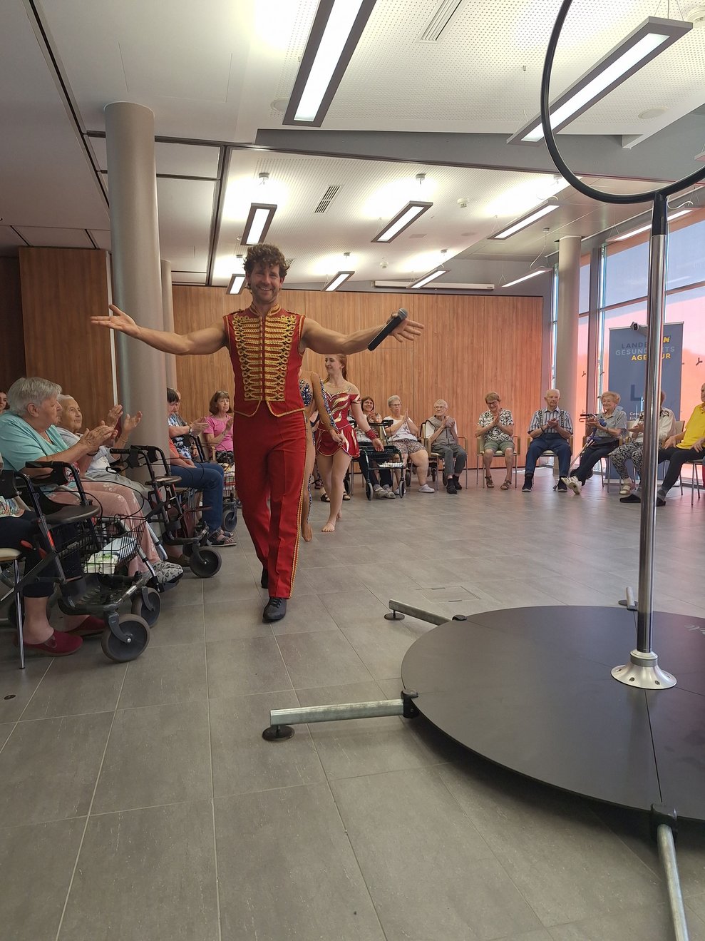 Alexander Schneller, der Sohn von Ernö & Elisabeth Schneller, ist im Circus Pikard aufgewachsen. Bereits mit drei Jahren feierte er sein Manegen-Debut. Seit 2020 führt er den Circus Pikard in eigener Verantwortung und mit großem Erfolg.
