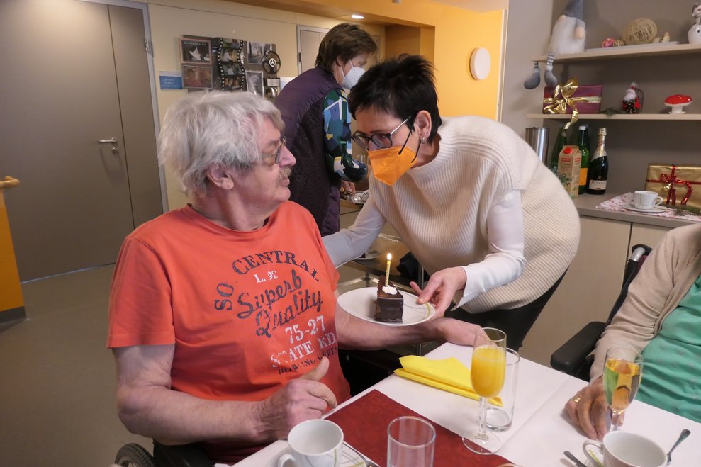 Eine Dame und ein Herr mit einem Stück Torte.