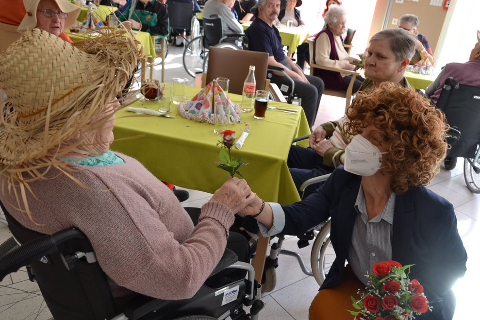 ... und beschenkten unser BewohnerInnen mit roten Rosen.
