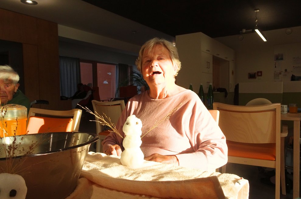 Unsere Bewohnerinnen und Bewohner beim Schneemann bauen 
