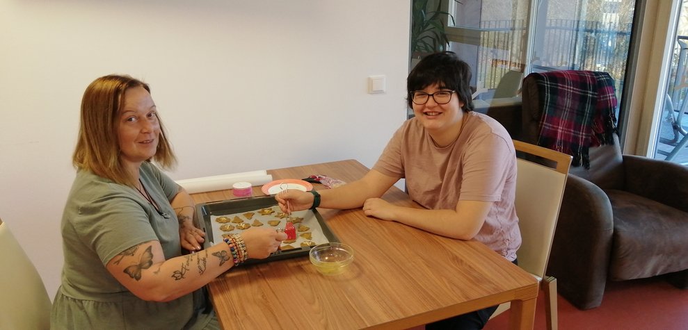Dann Eidotter, Staubzucker, Vanillezucker und Zitronenschale zufügen und rasch zu einem geschmeidigen Teig verarbeiten.