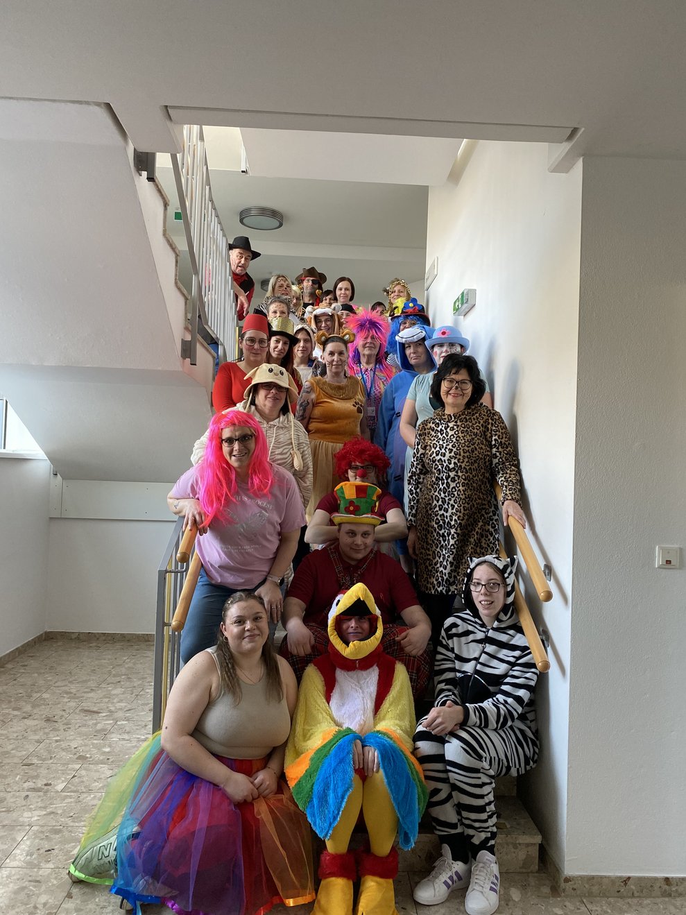 die Faschingsgruppe ist im Haus unterwegs