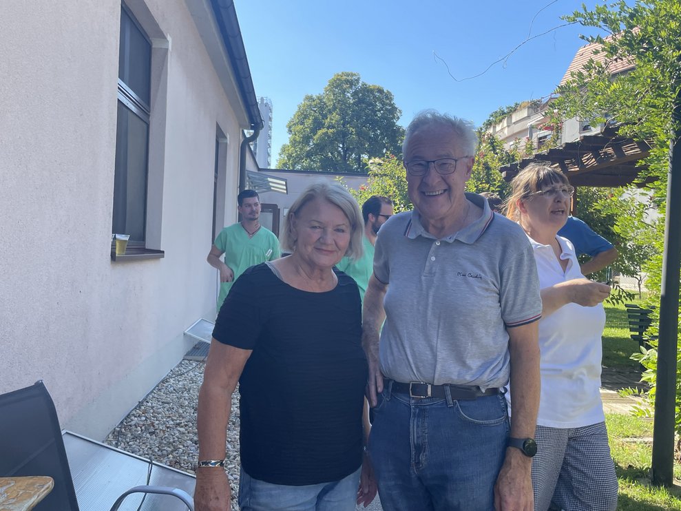 Ein Paar am Gartenfest. 