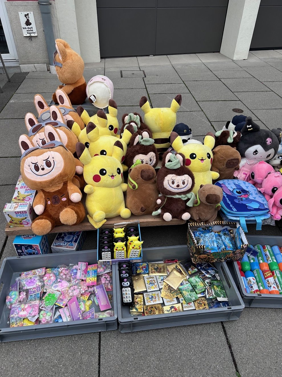 einige bunte Stofftiere am Markt in Herzogenburg