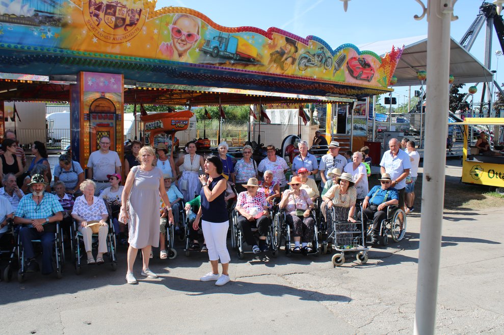 Teil 2 der Gruppe vor der Volksfestattraktion