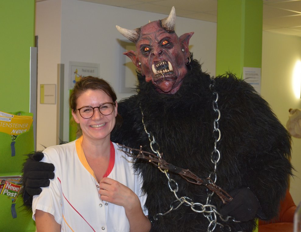 Mitarbeiterin mit Krampus