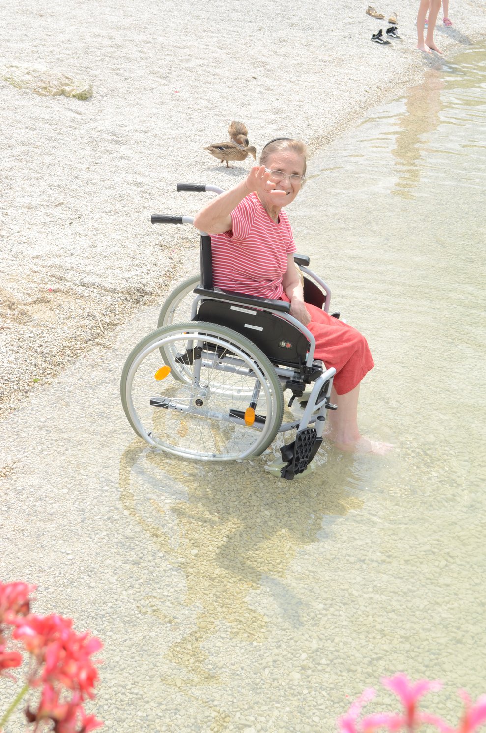 Bewohnerin mit Rollstuhl im Wasser