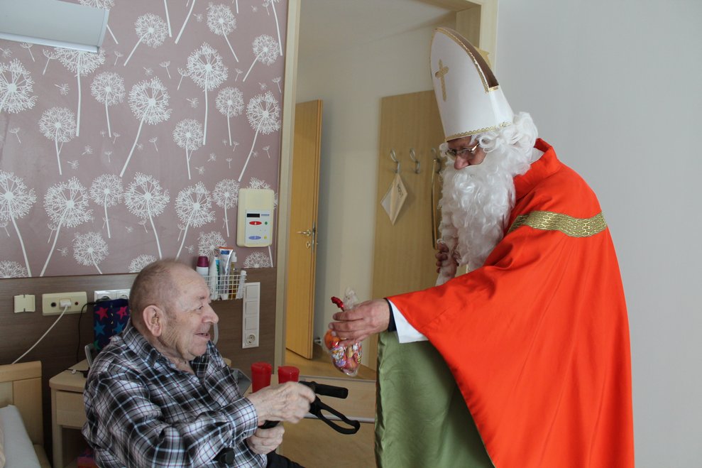 Nikolaus mit Bewohner