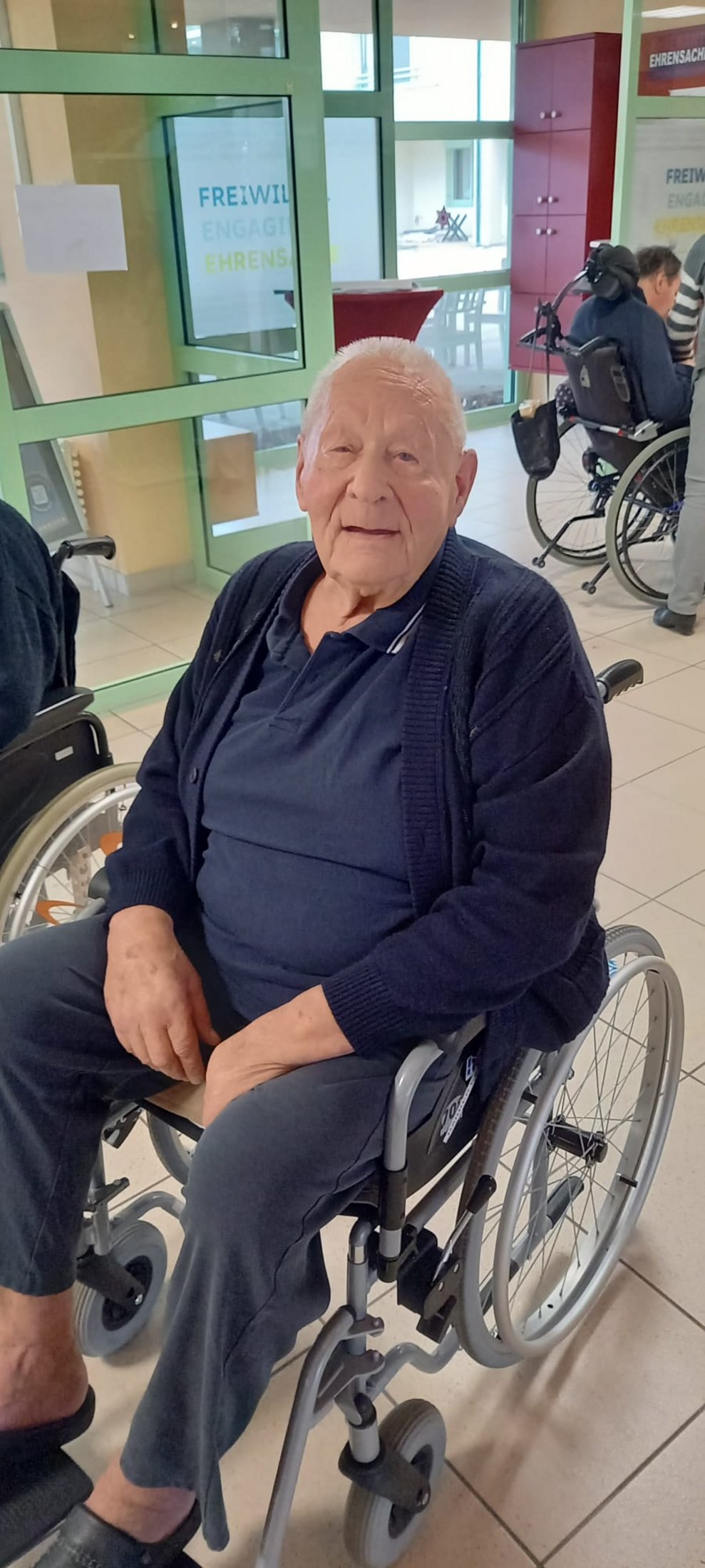 Ein fröhlich lächelnder Mann