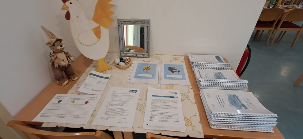 Viele Flyer auf Tisch.