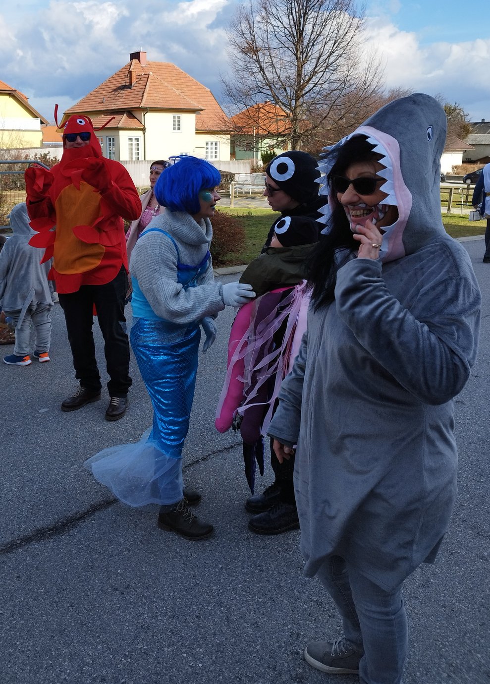 Verkleidete Mitarbeiter/in
