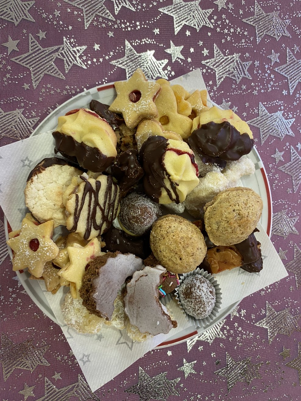 Die selbstgebackenen Kekse können bei der Bewohnerweihnachtsfeier und am HL. Abend genossen werden.