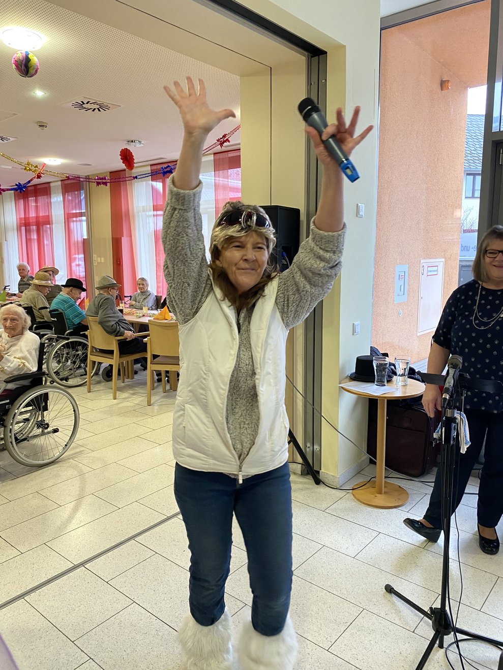 Der erste Starauftritt- Physiotherapeutin Maria, begeistert als Hansi Hinterseer.