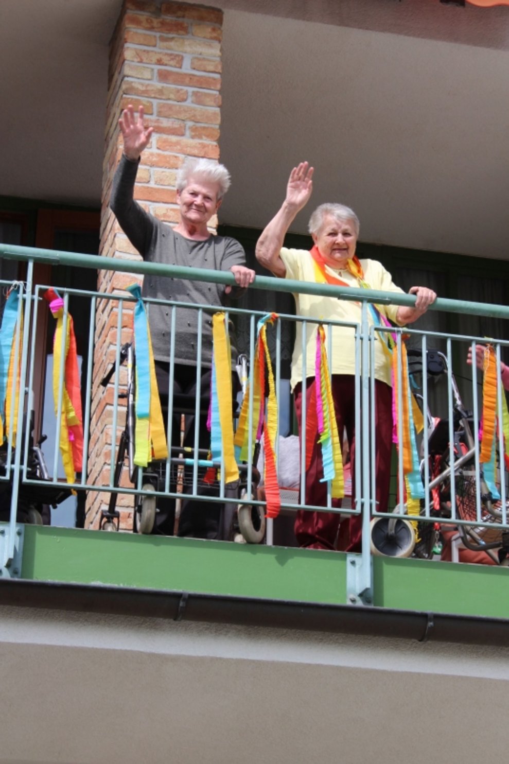 Zwei Bewohnerinnen stehen am Balkon.