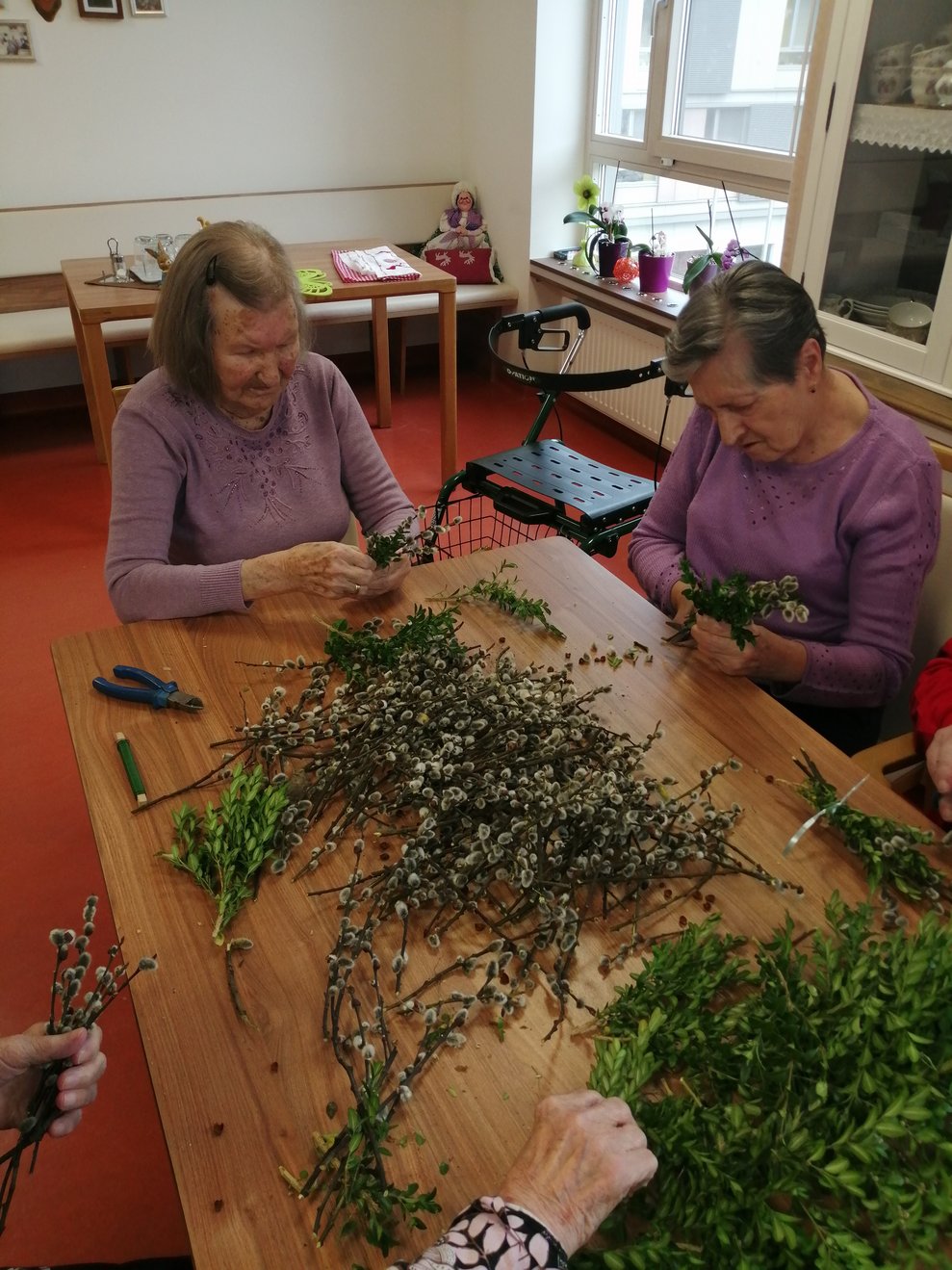Frau Ecker und Frau Ziegler beginnen bereits mit dem Binden.