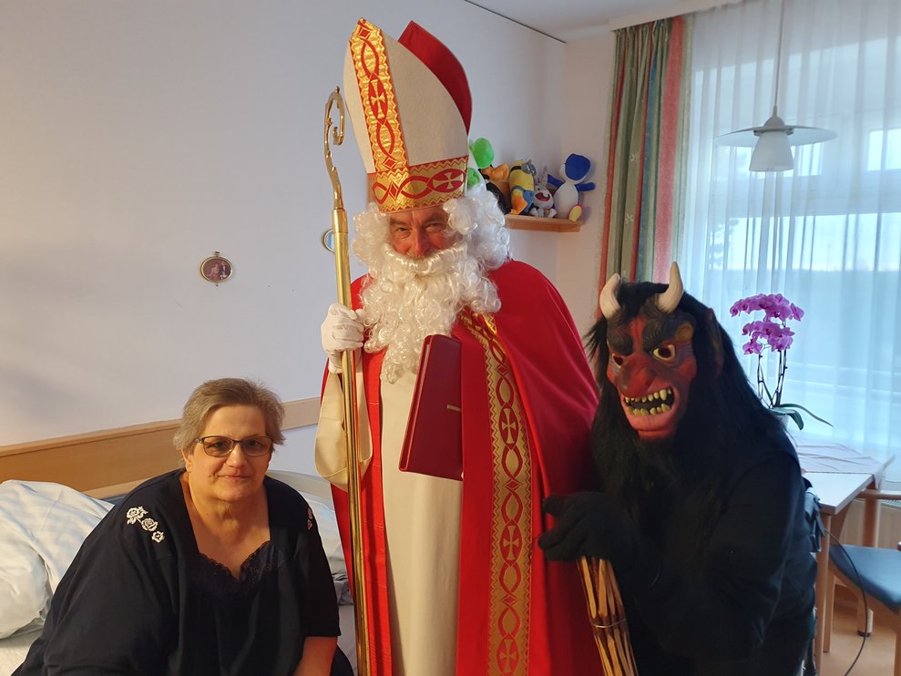 BewohnerIn mit Nikolo und Krampus