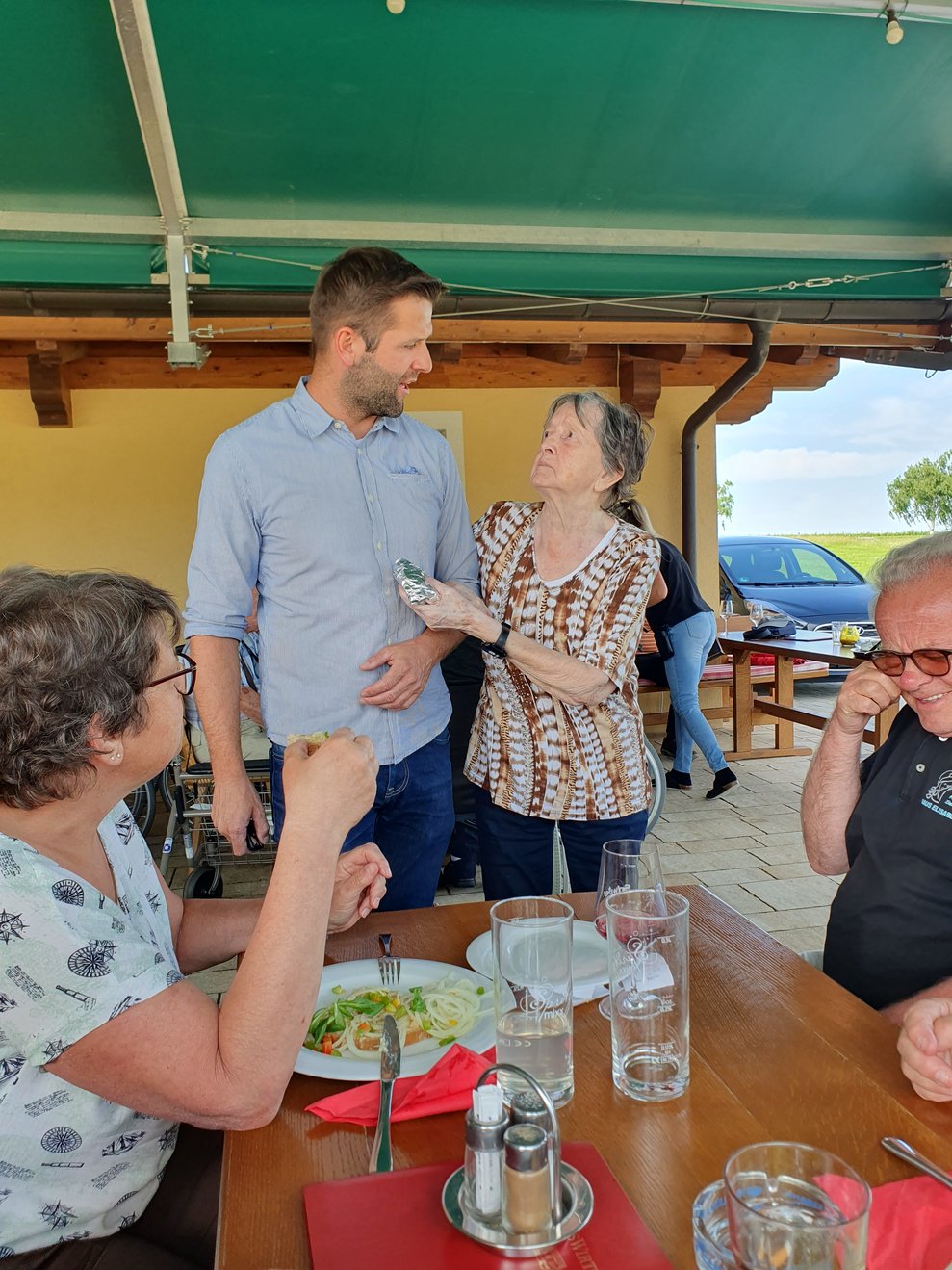 Bewohnerin mit Mitarbeiter