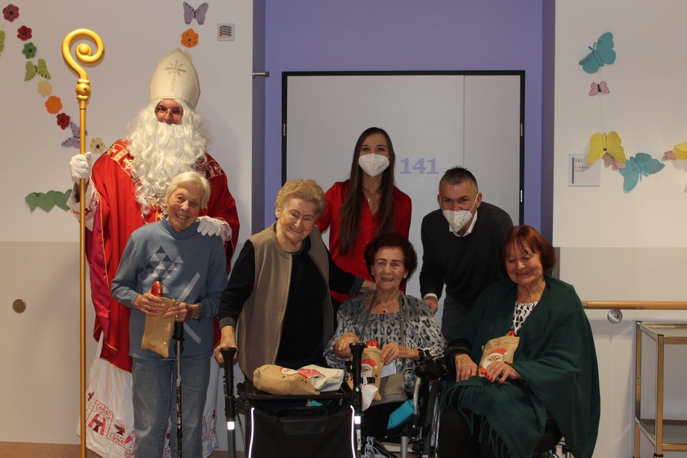 Die Damen der Pflege B freuen sich ganz besonders über den Besuch vom Nikolaus, von Fr. Dir. Lena Fritz-Reicher, BA, MSc und von Hrn. Dir. Hermann Köhler, MSc.