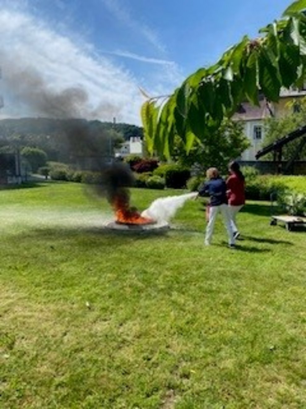 Löschvorgang mit dem Feuerlöscher.