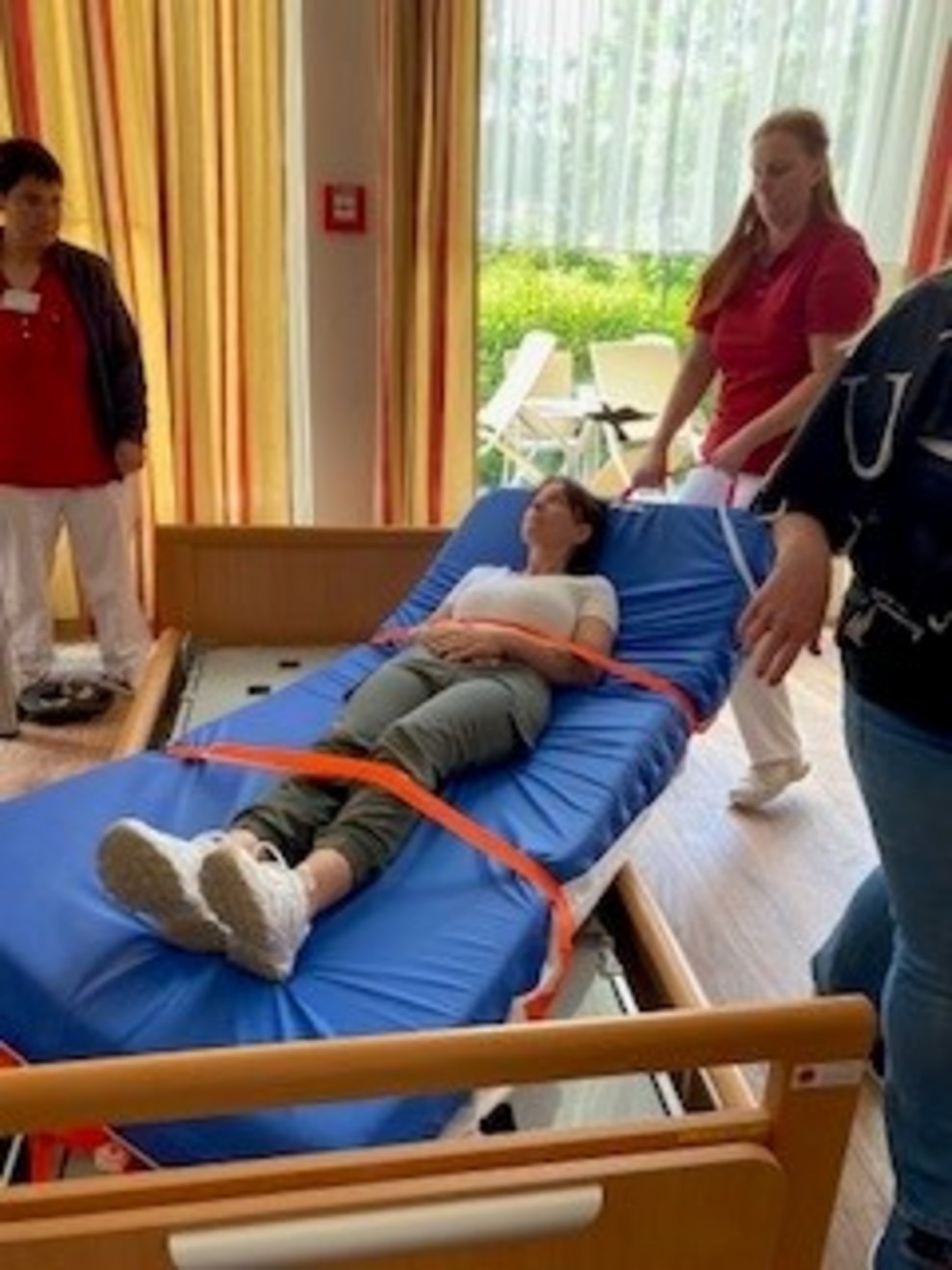 Bergung mit der Evakuierungsmatte.