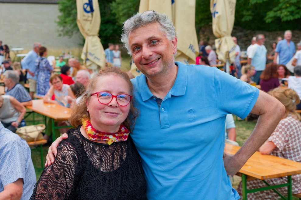 Eine Frau und ein Mann.