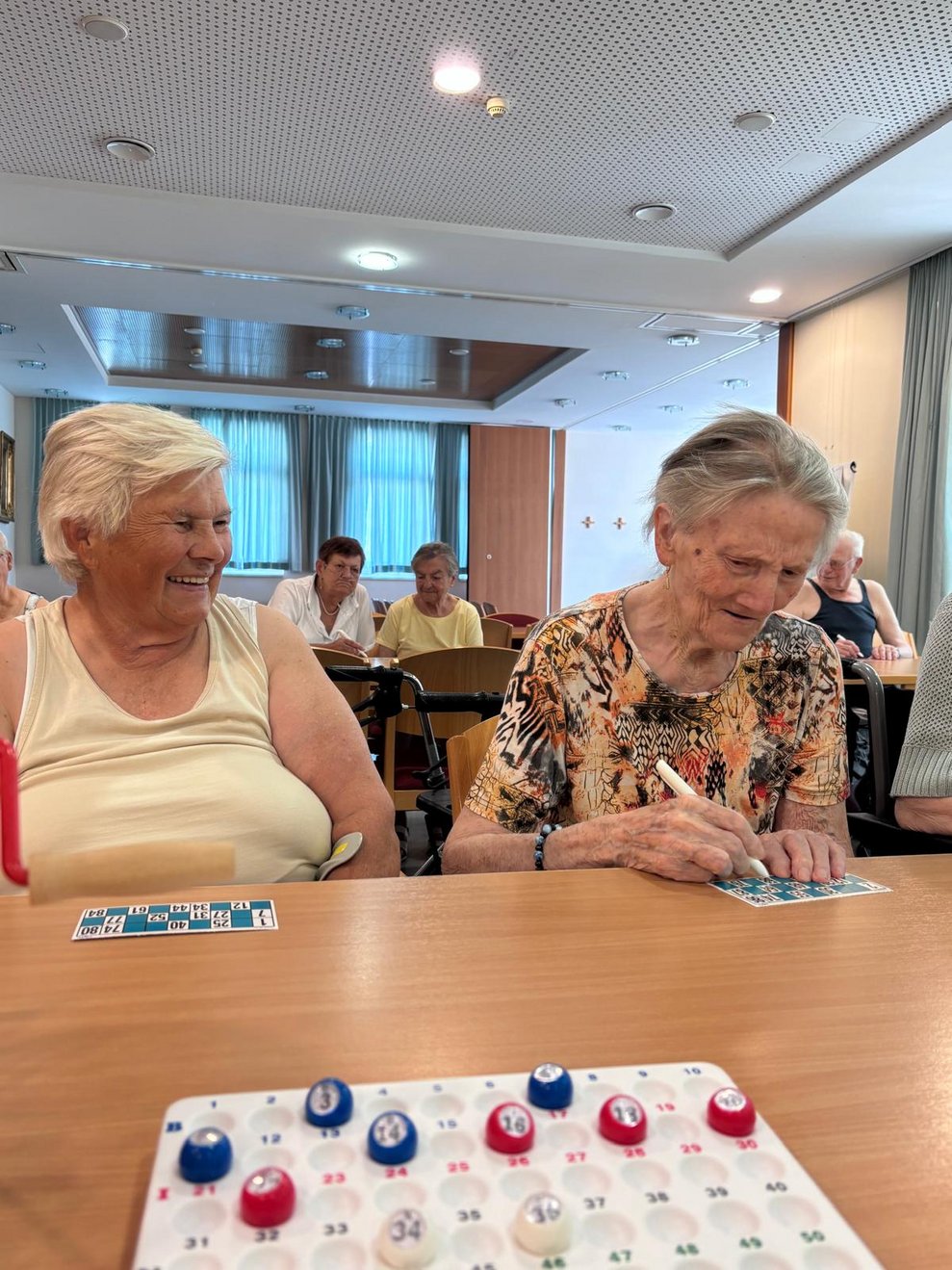 Bewohnerinnen beim Bingo spielen.