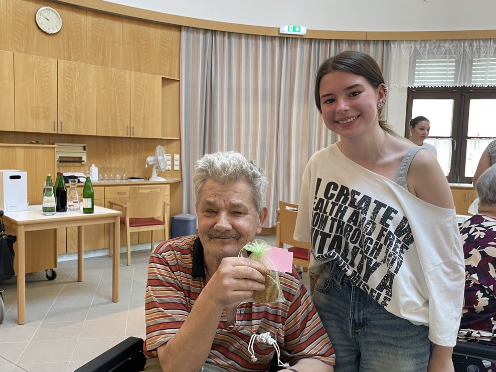 Ein Bewohner und eine Schülerin nach dem Projekt.