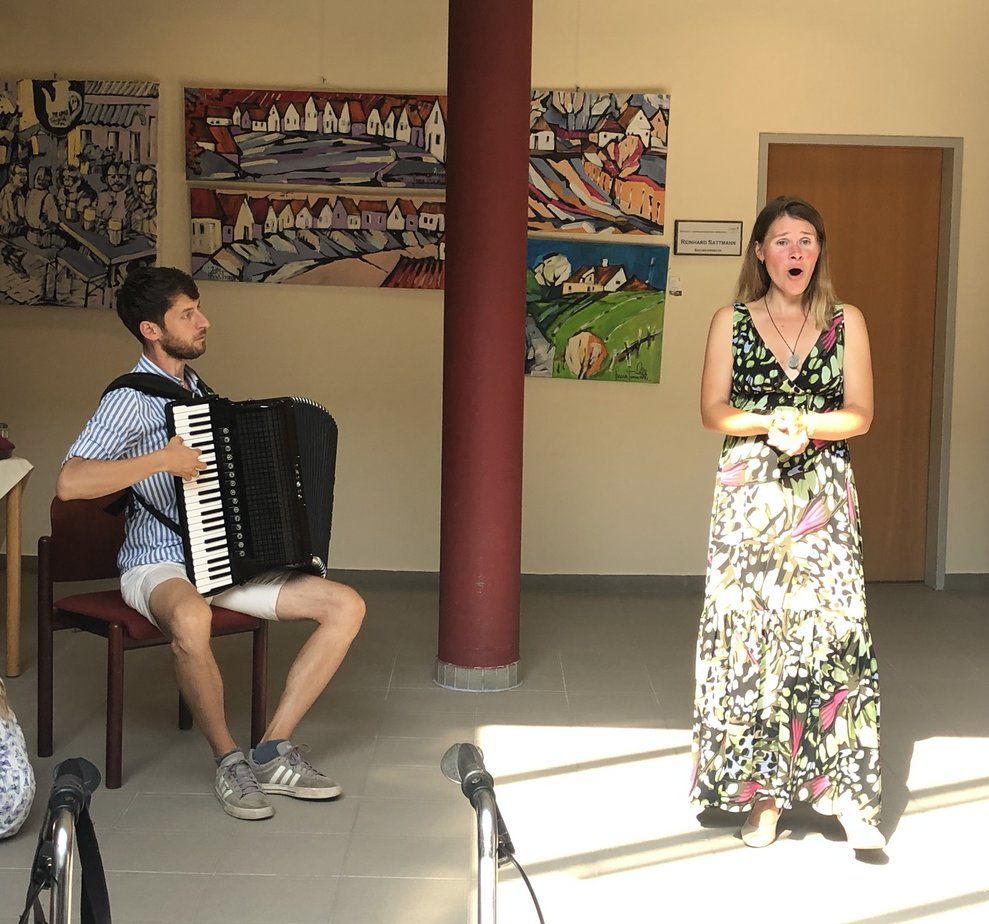 Das Künstler-Duo beim Musizieren.