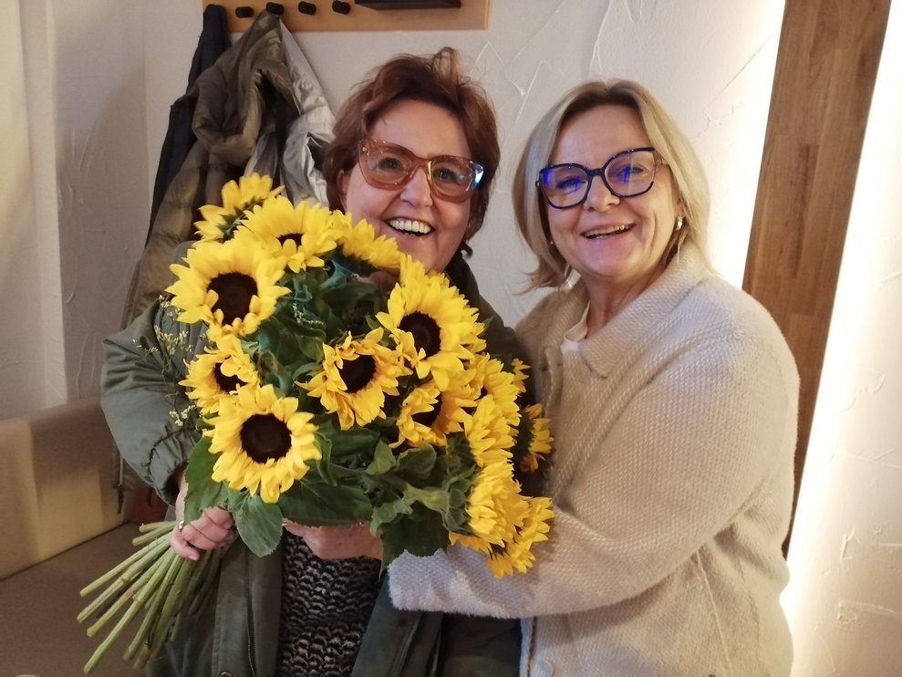 Zwei Frauen mit Sonnenblumen