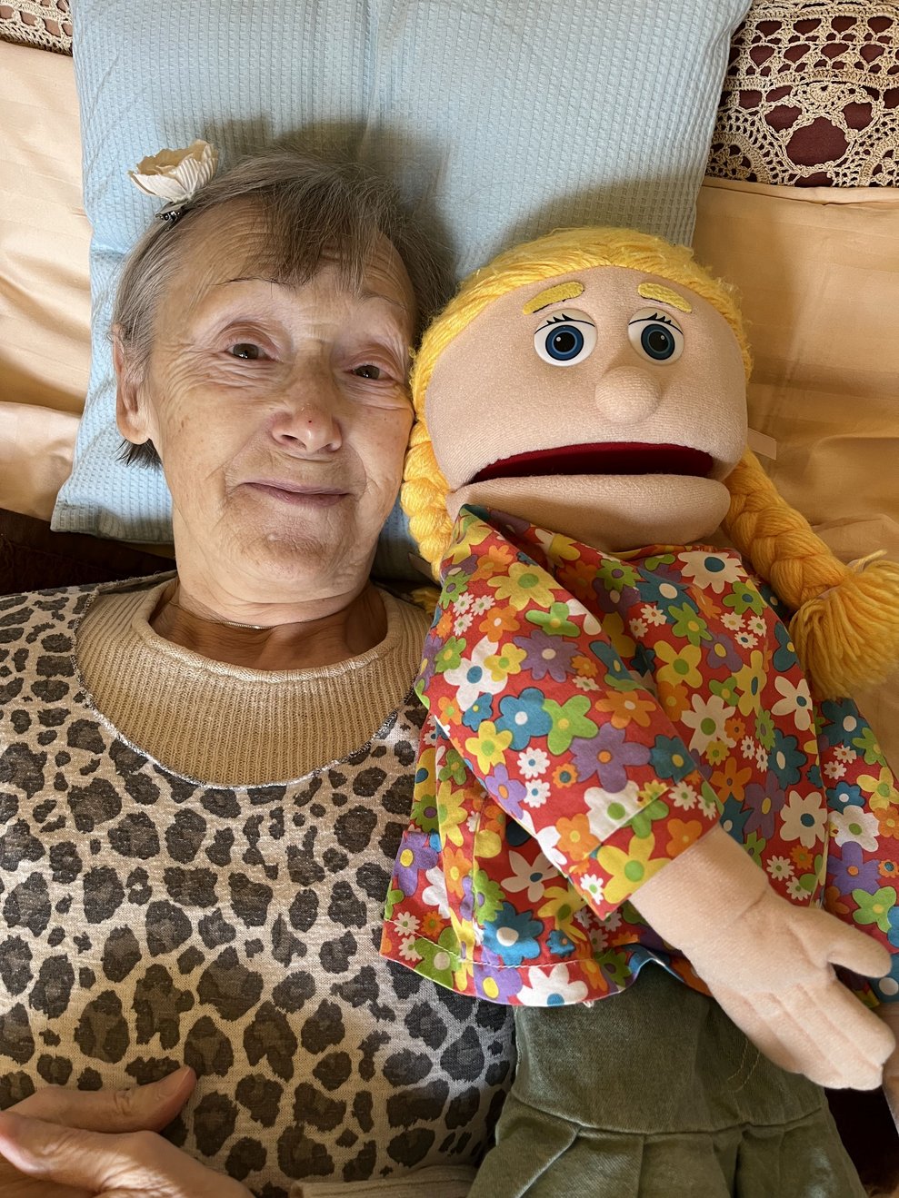 Die Demenzpuppe hilft die Kommunikation zu fördern.