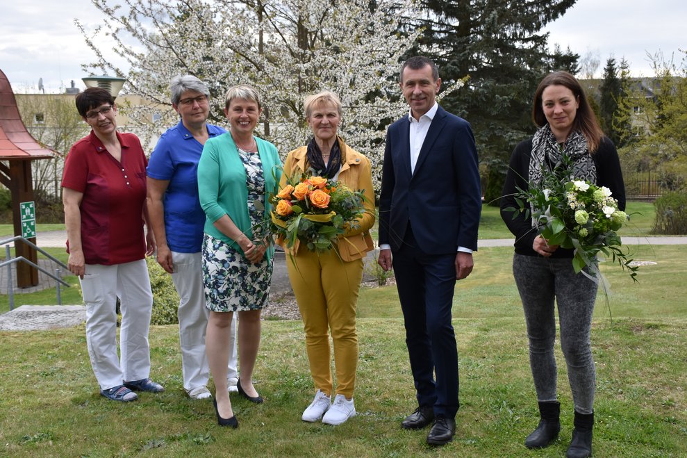 Personen stehen nebeneinander
