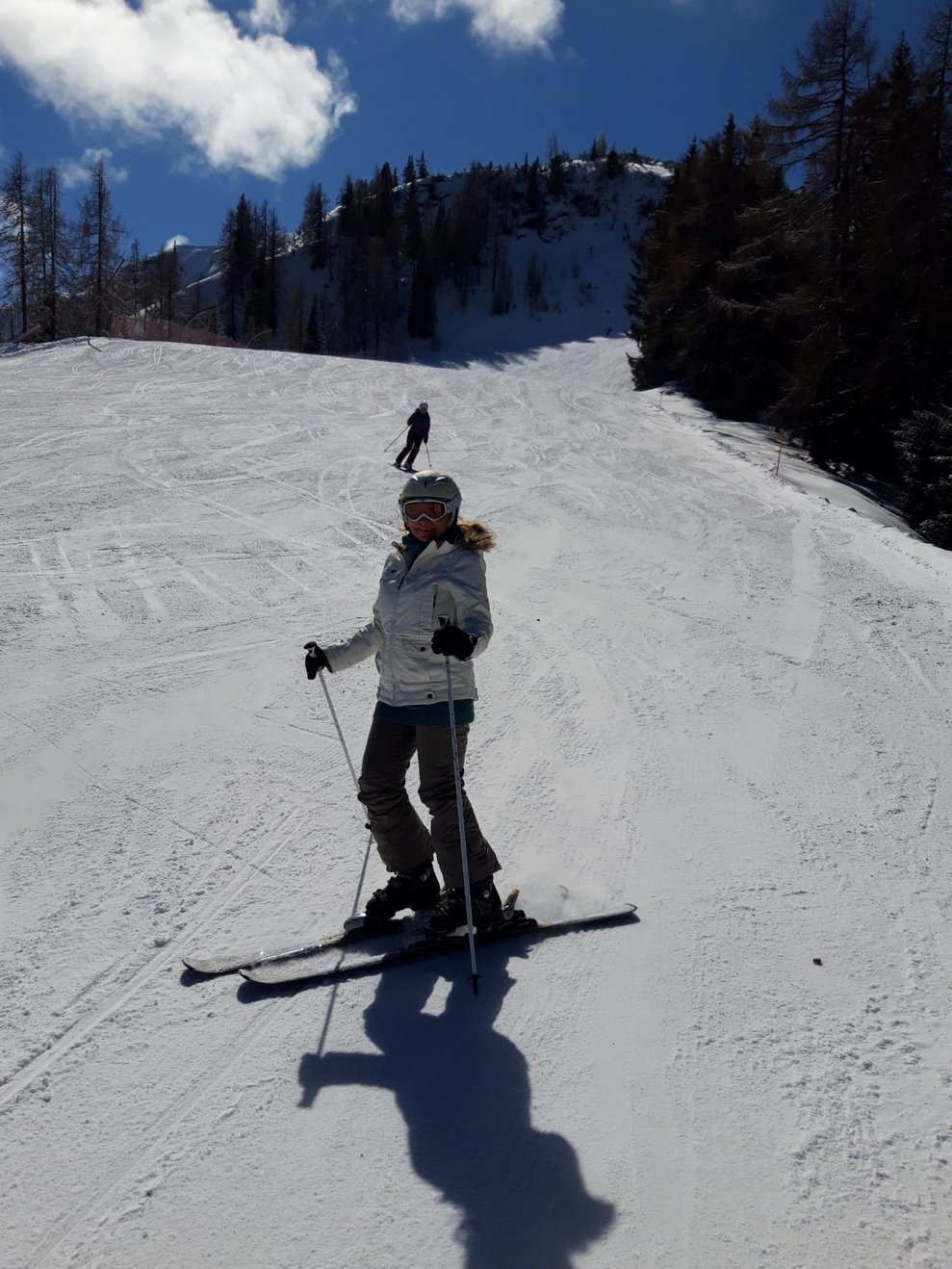 Eine Dame auf der Piste.