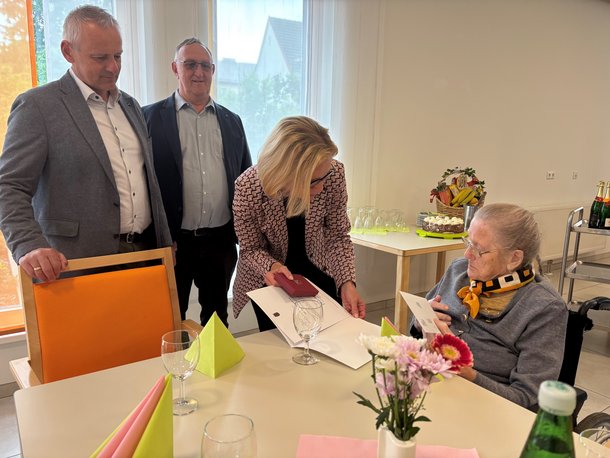 Leute gratulieren