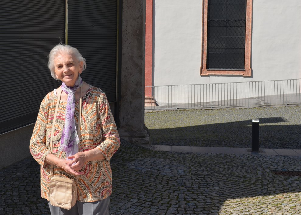 Bewohnerin vor der Basilika
