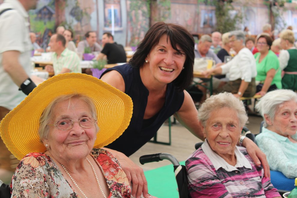 Dame mit Hut lachend