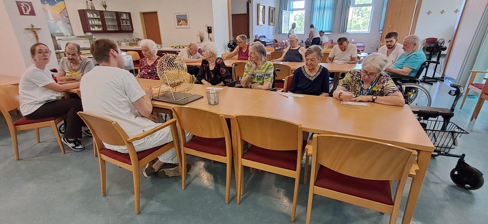 Personen beim Bingo spielen.