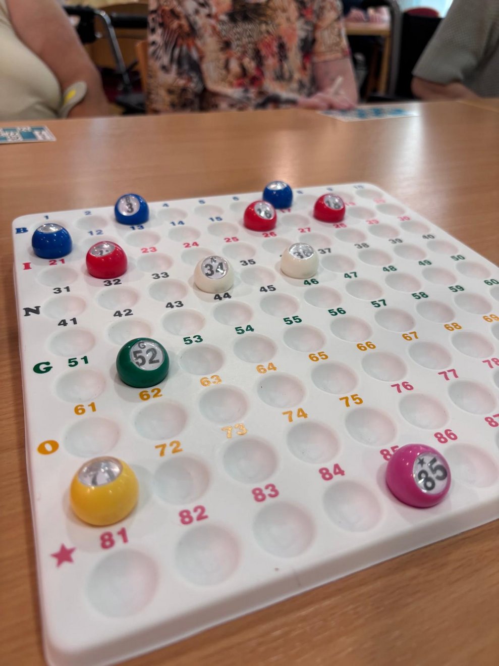 Das Spiel "Bingo" Kugeln und Zahlen stehen auf Kugel.