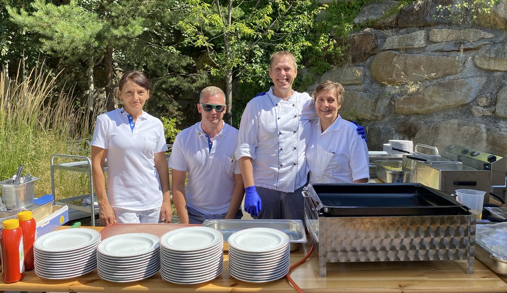 Küchenchef Markus und sein Team, sind zum Grillen bereit.