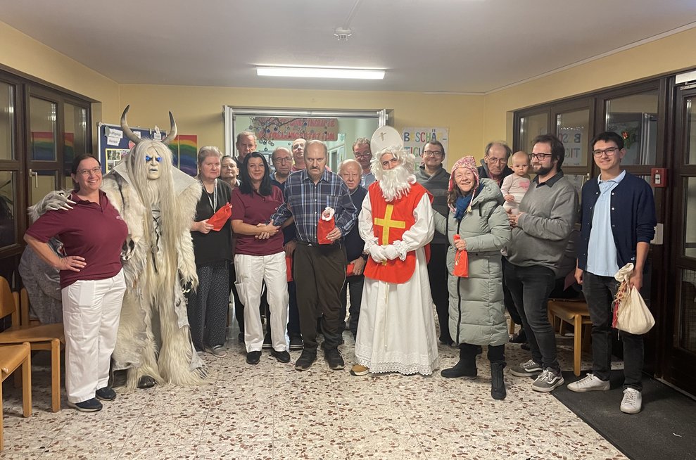 Gruppenbild mit Nikolo und Krampus. 
