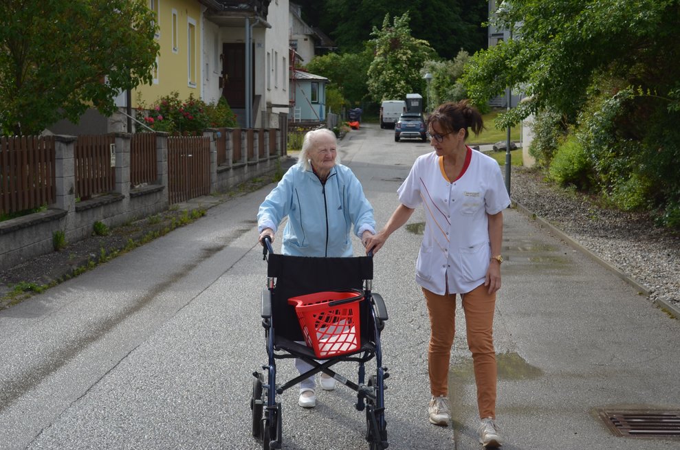 Bewohnerin mit Mitarbeiterin
