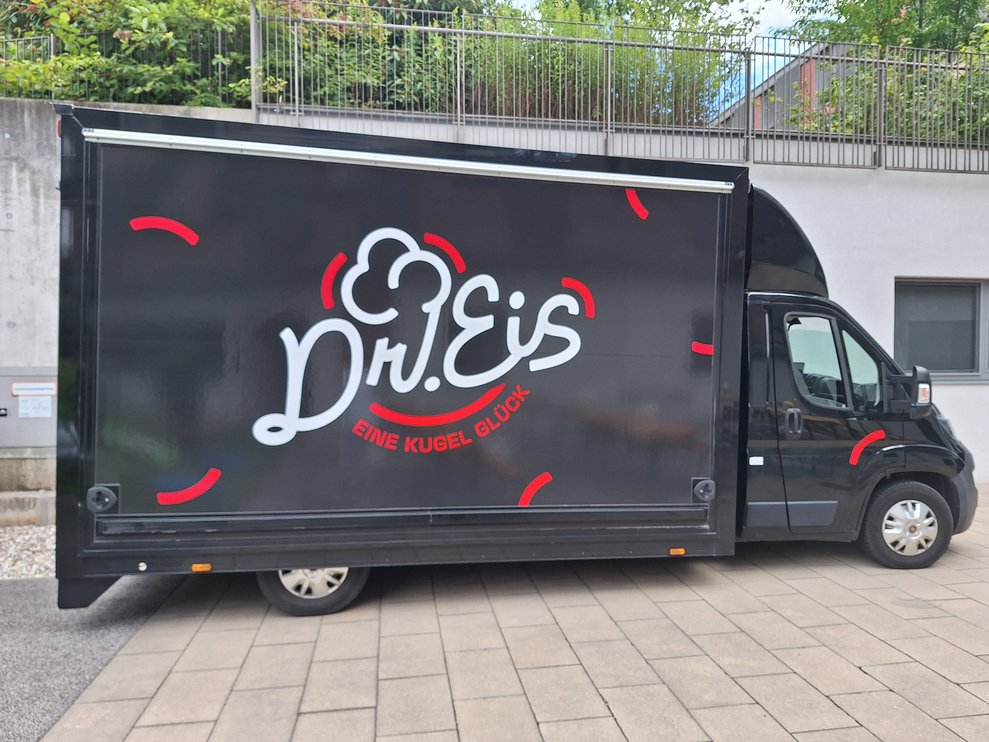 Das Highlight des heutigen Tages, der Eistruck, trifft ein.