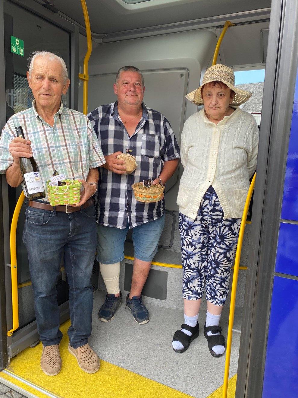 Drei Personen in einem Bus.