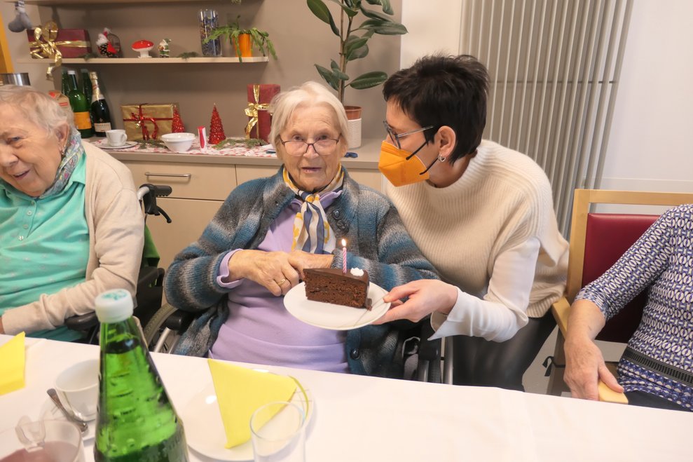 Zwei Damen mit einem Stück Torte.