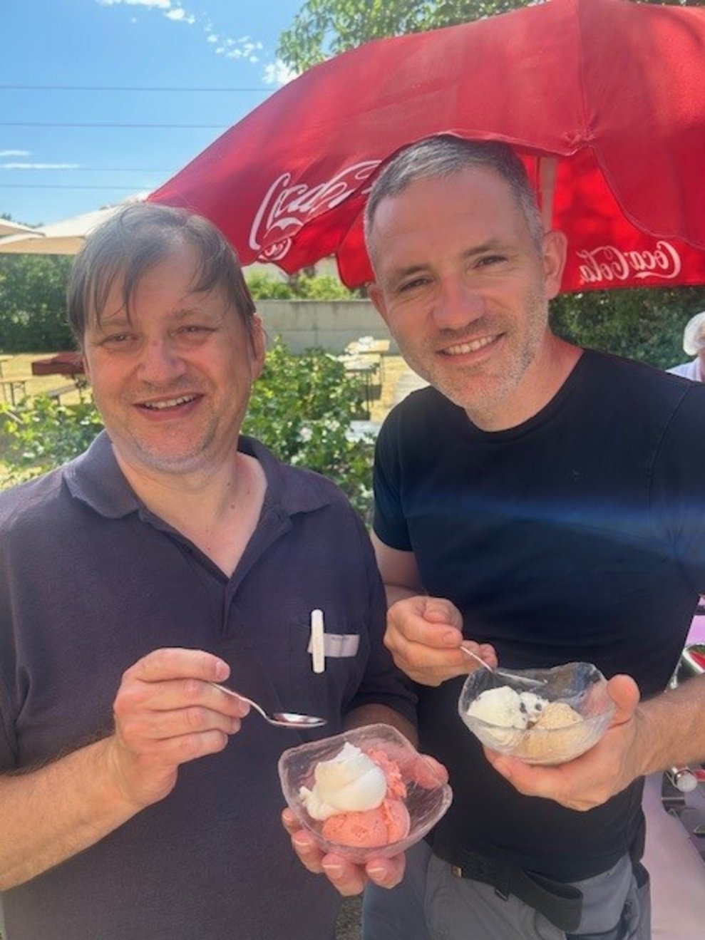 Zwei Männer mit einem Eis