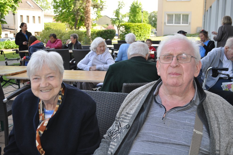 ein älteres Ehepaar im Garten beim Fest