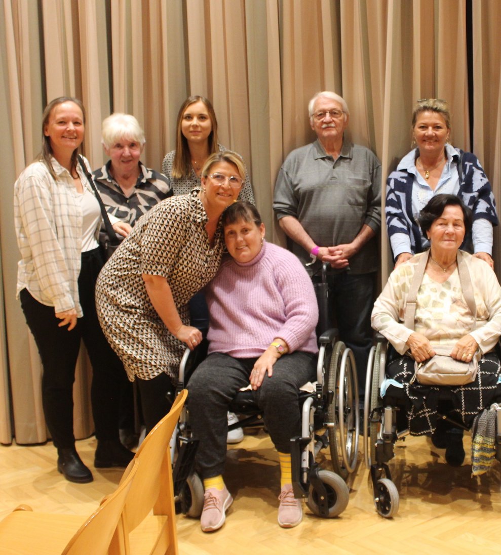 Die Bewohnerinnen und Bewohner sowie Begleitpersonen gratulierten Ilse Gruber zu der gelungenen Aufführung. Einige davon sind auf diesem Foto zu sehen. 